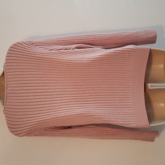 Soft pink sweater size S buts fits like a M. EUC  Cute detail  on the shoulder. - Picture 5 of 6